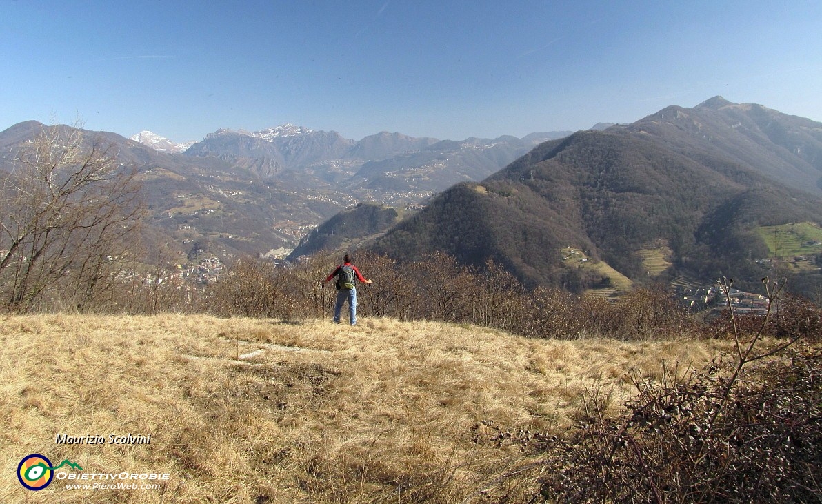 09 Ed ecco il panorama verso la Valle Brembana....JPG